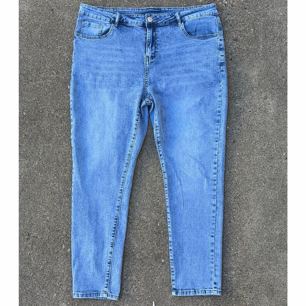 Women’s Capri Jeans Plus Size 18 Medium Blue Wash Straight Leg Hi Waist